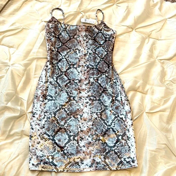 Windsor Dresses | Nwt Snakeskin Printed Fitted Dress. Has A Lot Stretch | Color: Gray/Silver | Size: M | Cbonamase's Closet Windsor Dresses | Nwt Snakeskin Printed Fitted Dress. Has A Lot Stretch | Color: Gray/Silver | Size: M | Cbonamase's Closet